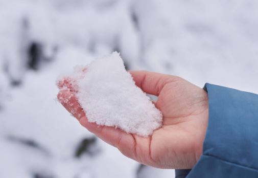 손에 눈뭉치 올려놓은 사진