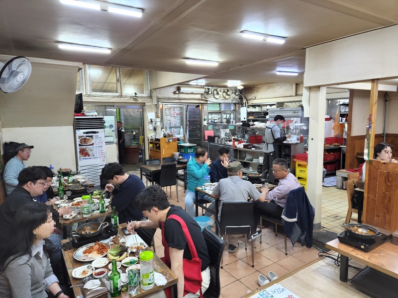 손님이-가득한-실내