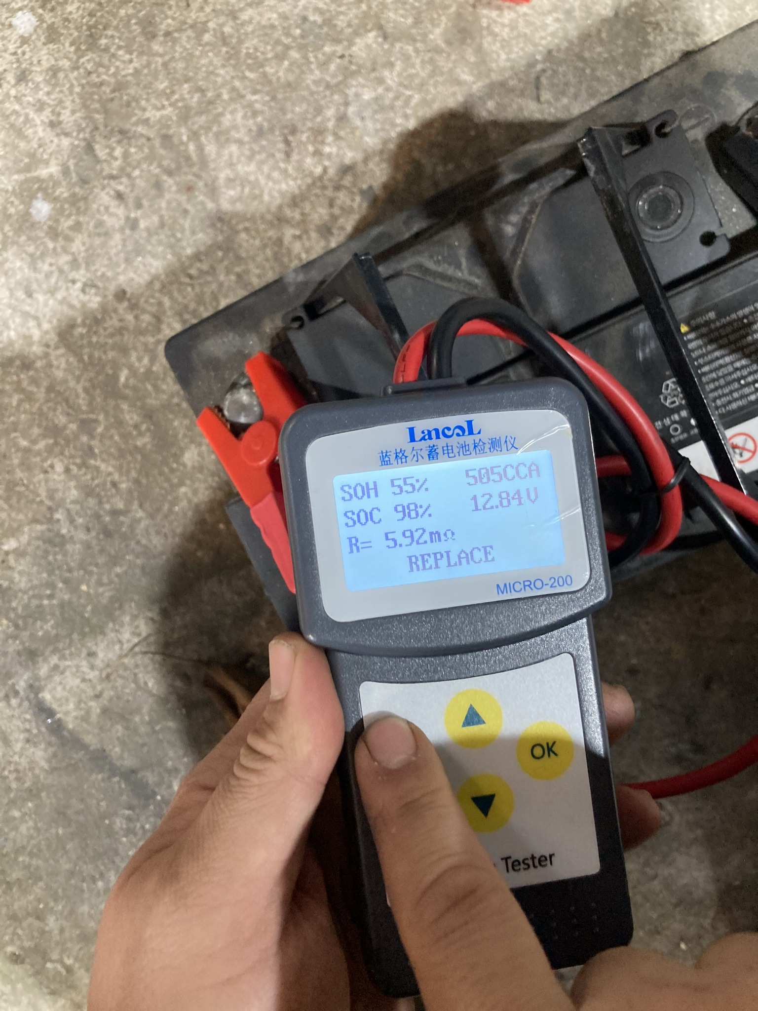 배터리 테스터기로 교체 후 충전 상태를 확인하는 모습, ‘CHARGING NORMAL’ 표시