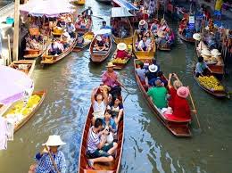 배 타고 쇼핑을 즐기는 이색 시장 