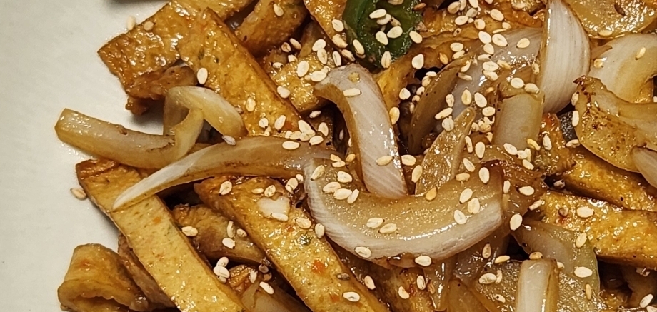 어묵 볶음을 보여주는 이미지