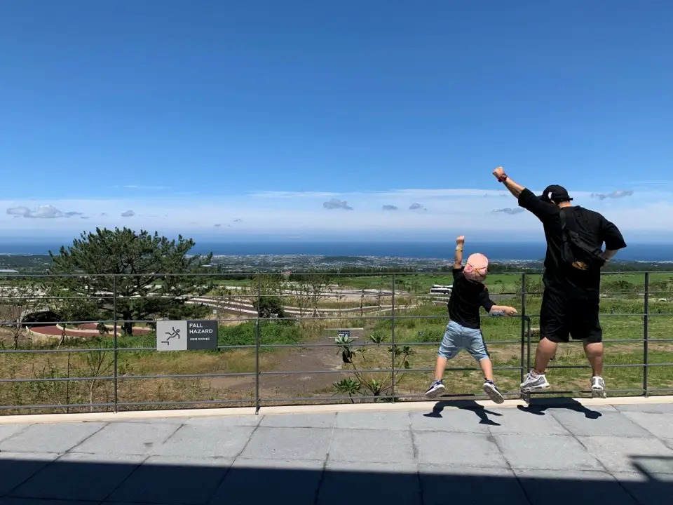 파란하늘-돌바닥위에-점프하는-아들과-아빠