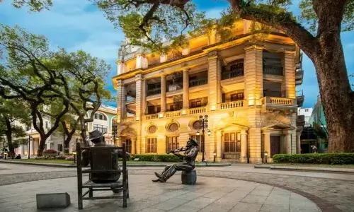 유럽풍-건축물과-조각물이-어우려져-있는-샤미엔-야경