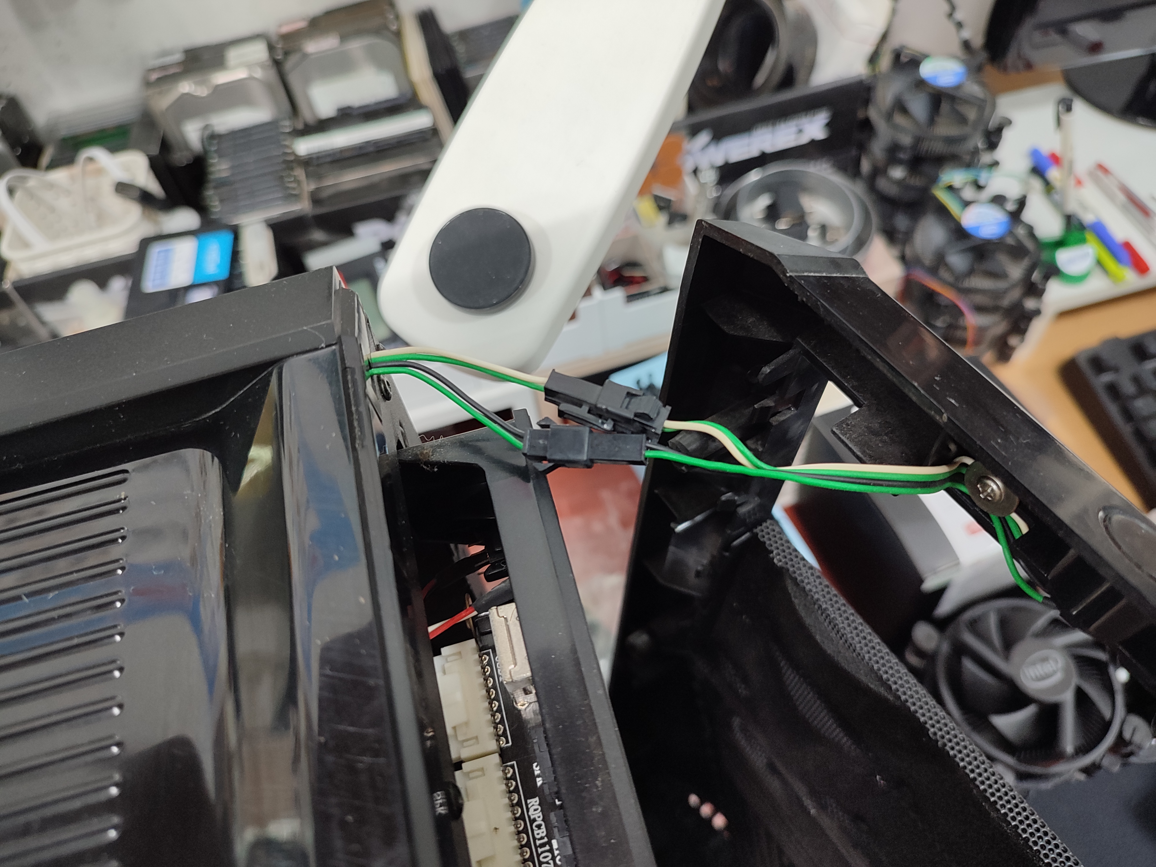 전면 베젤을 분해할 때, 케이블을 조심해서 분해합니다.