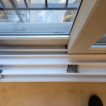 창틀 먼지 진공청소기 솔브러시와 물티슈로 닦는 순서_22