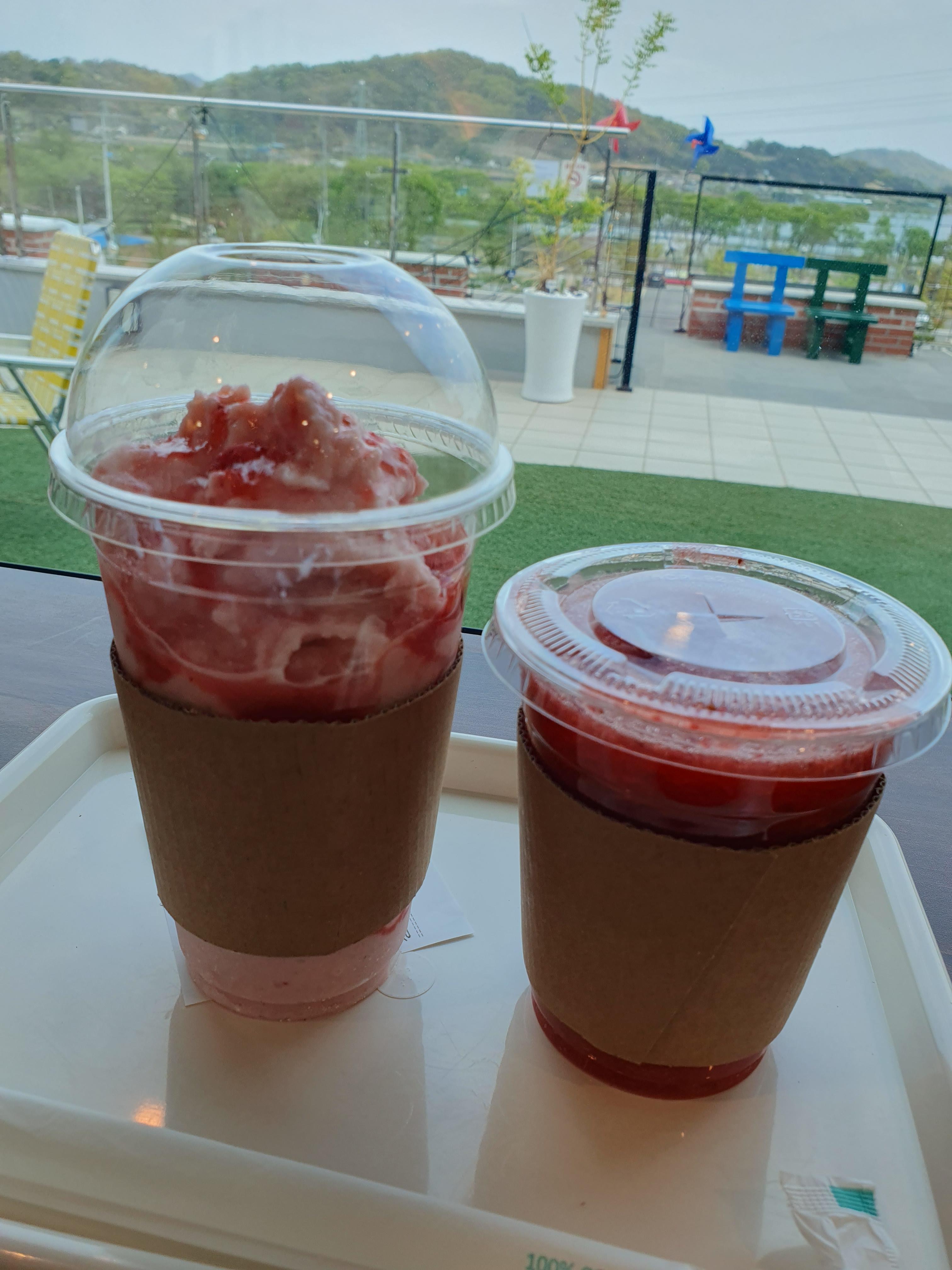 왼쪽은 딸기요거트스무디, 오른쪽은 생딸기음료