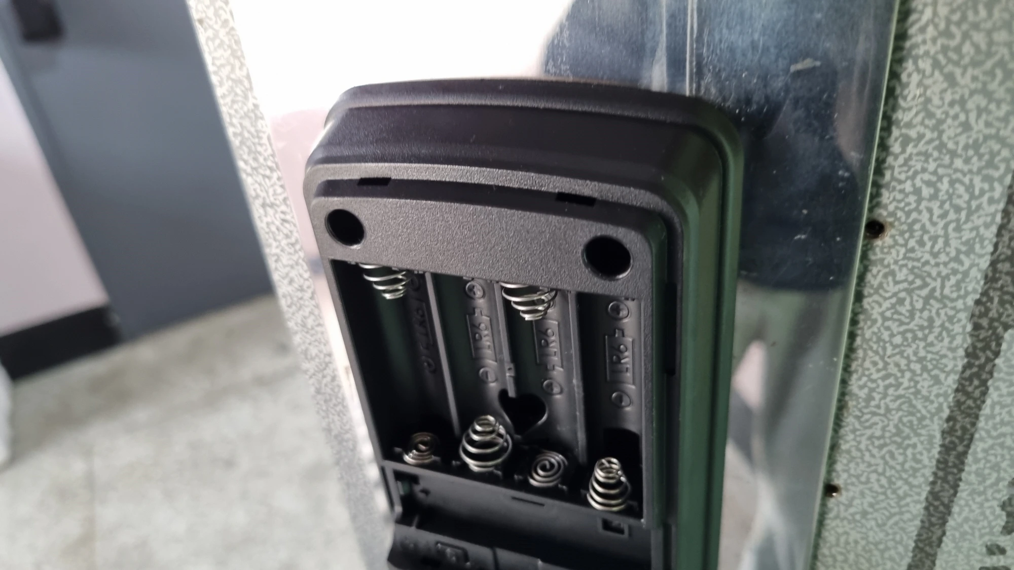 도어록 고정볼트 위치