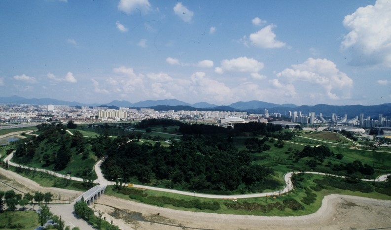 삼국시대 백제가 3세기 초에 흙으로 쌓아 올린 몽촌토성