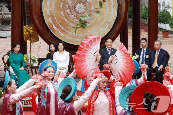 이 대통령 탕롱황성 친교 행사와 태극기 패션 외교의 핵심 정리: 베트남 순방 마무리