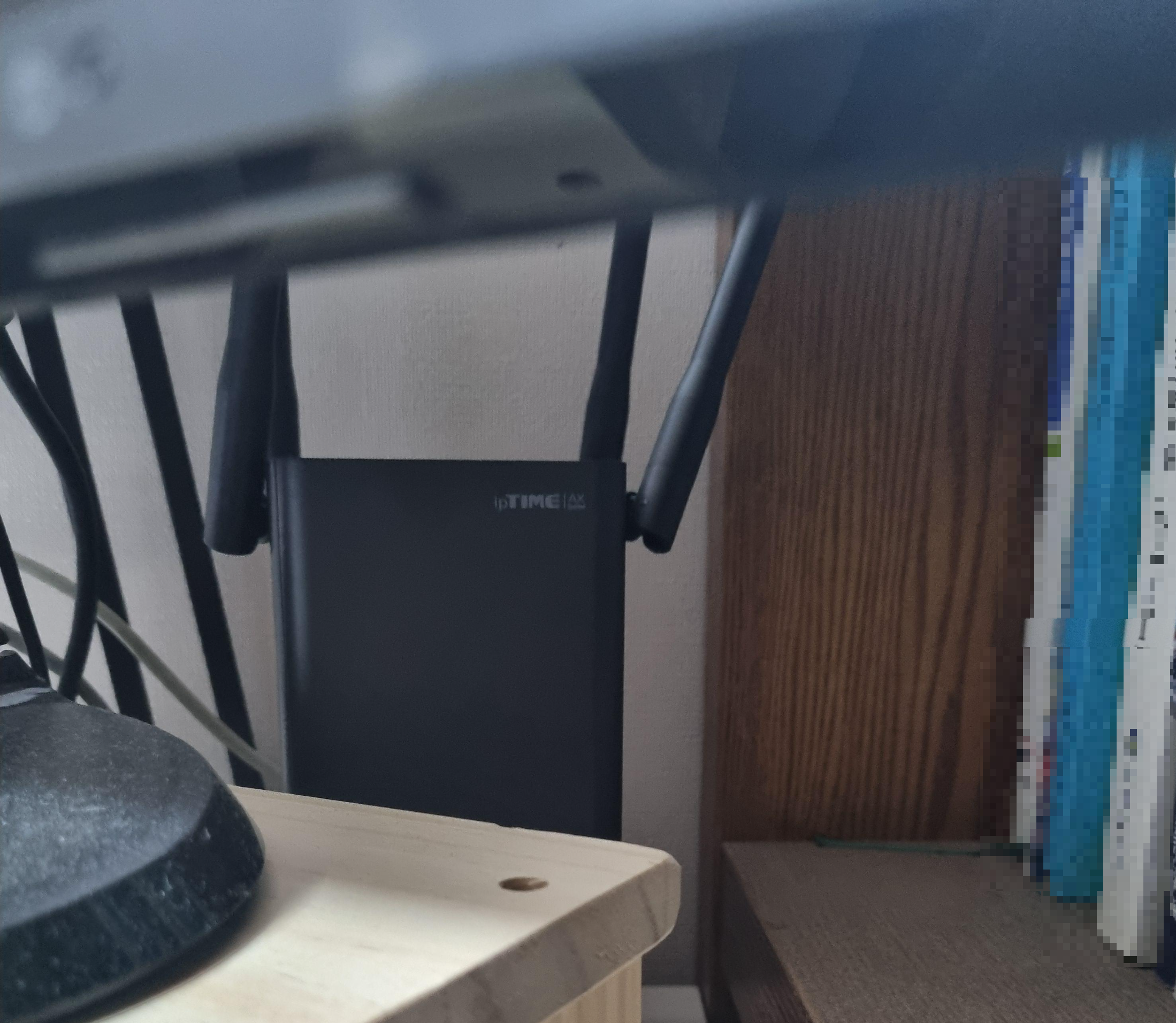 Wi-Fi 6 공유기가 방구석에 있는 사진