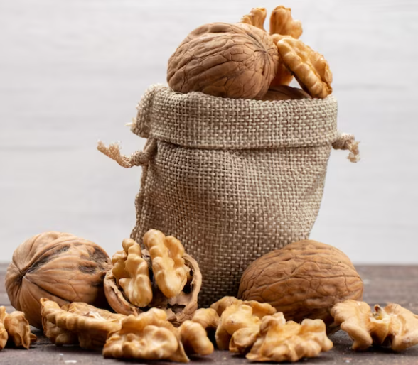 껍질을 깐 호두들