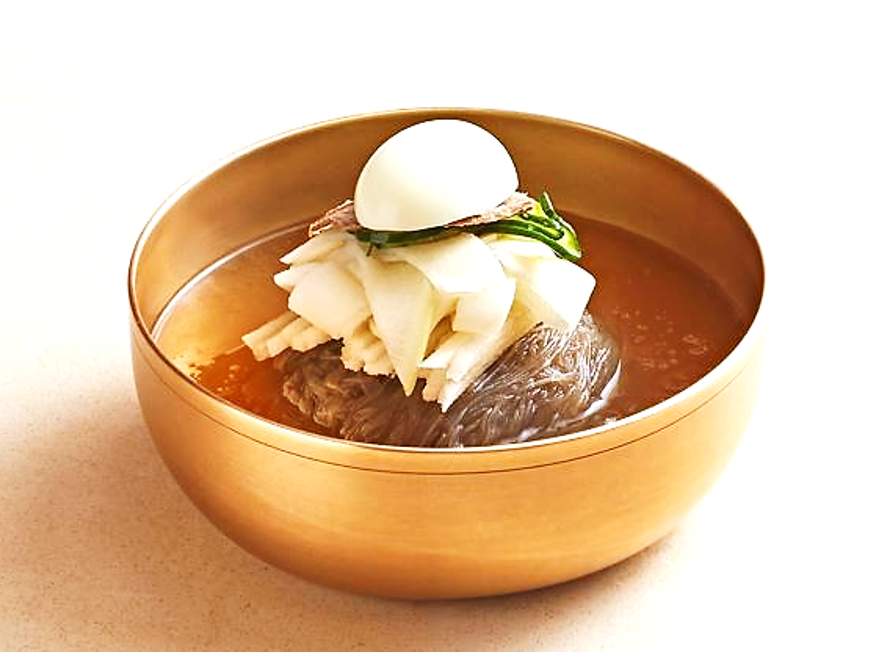 살얼음 고기육수가 가득 담긴 수원 가보정의 물냉면