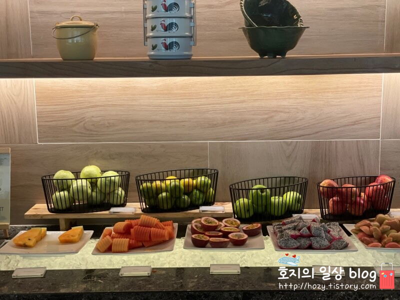 방콕 코트야드 메리어트 에어포트 조식당_과일