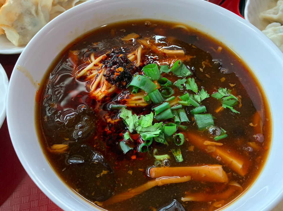 시큼 매콤 국수