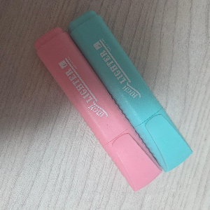 다이소 세필 수성펜과 형광펜, 가볍게 쓰기엔 충분했다