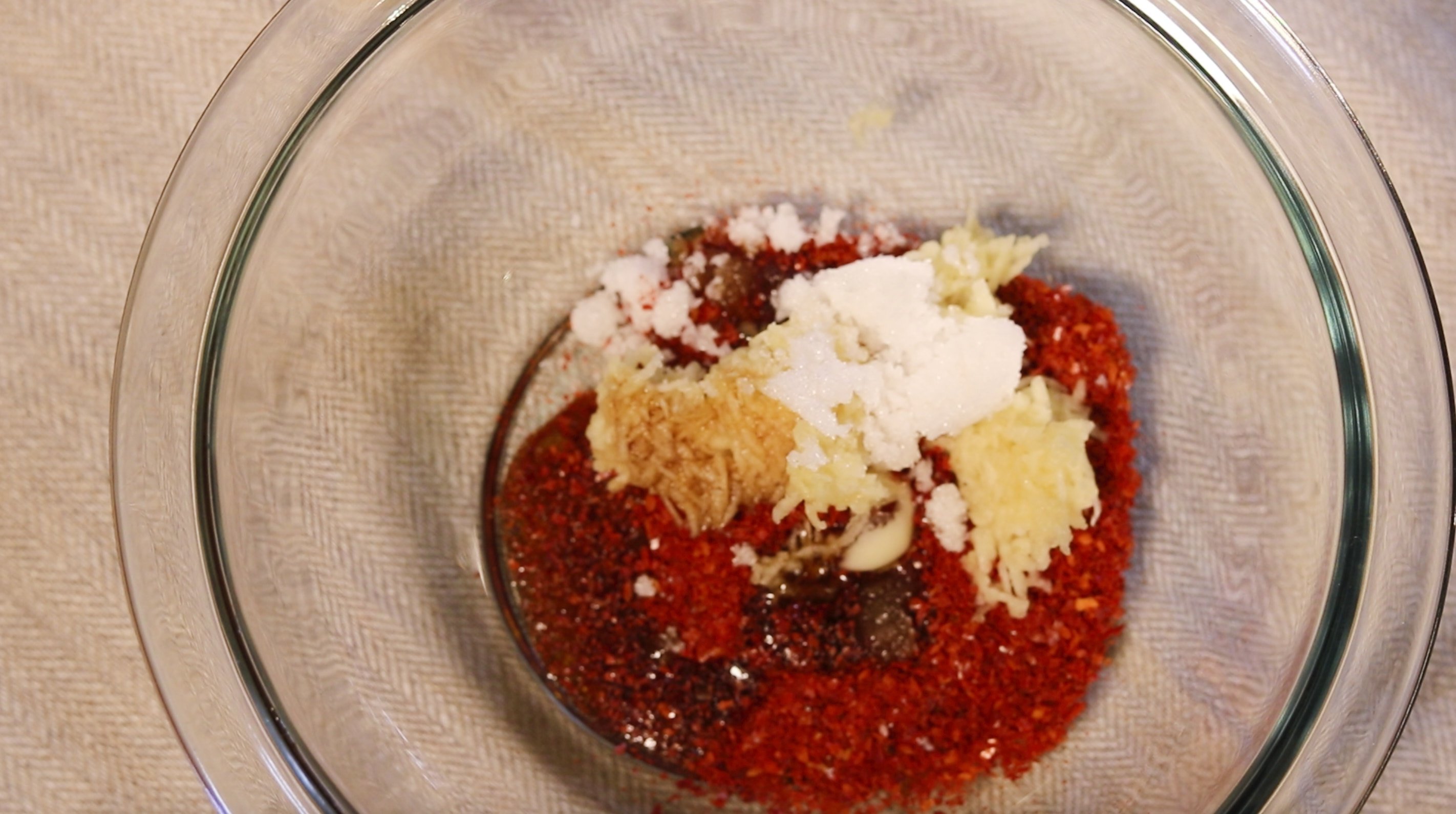 무생채 만들기 황금레시피 작은 볼에 
고춧가루 2스푼, 매실액 1스푼, 다진 마늘 1스푼, 설탕 1/2스푼