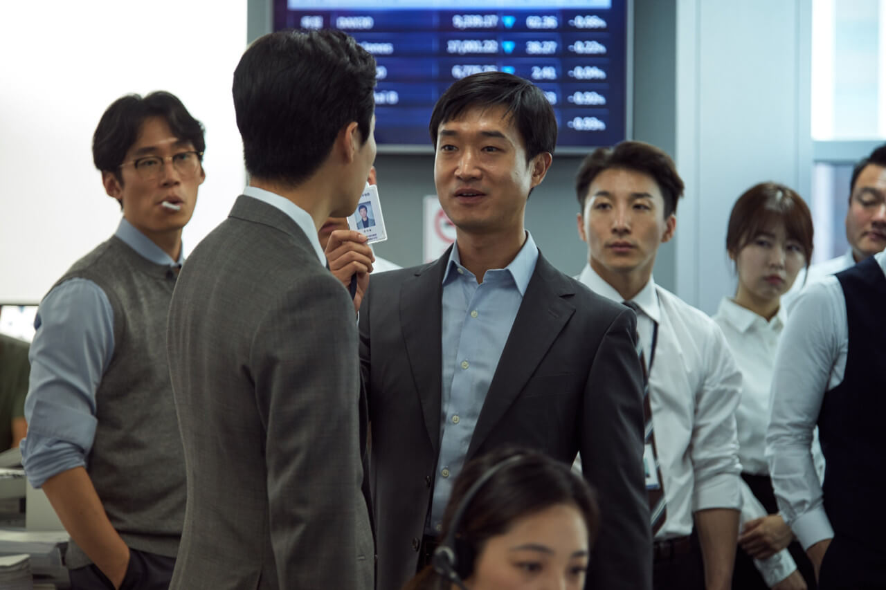 영화 돈 스틸컷 속 출연진 조우진