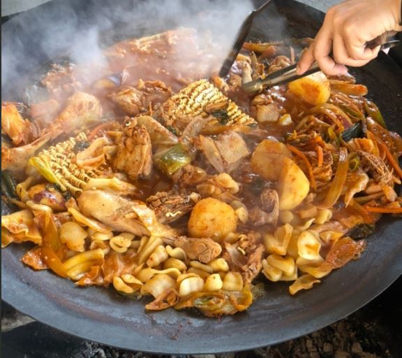 유명산 흥부네 솥뚜껑닭볶음탕