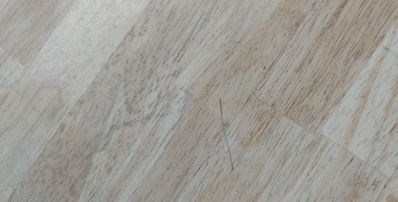 나뭇결을따라 검은 때가 들어간 모습