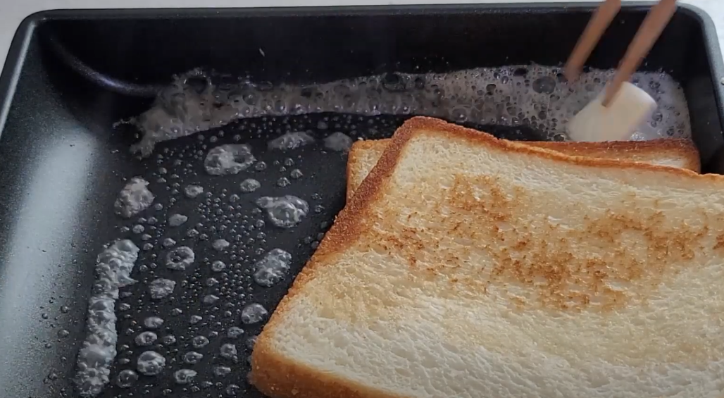버터에 식빵을 구워주는 장면