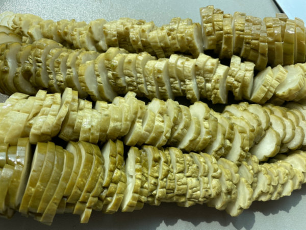 오이지를 5mm 두께로 슬라이스