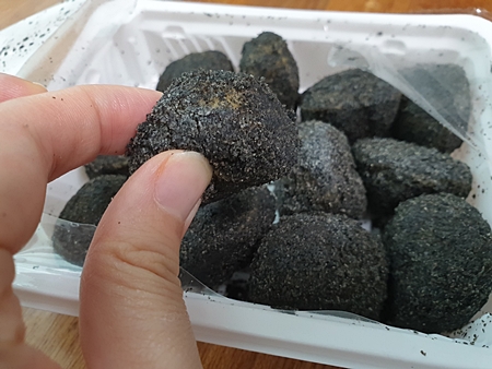 단호박 인절미 한개 집은 모습