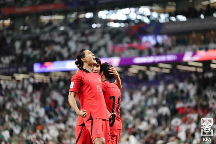 골을 넣고 포효하는 조규성 축구 선수