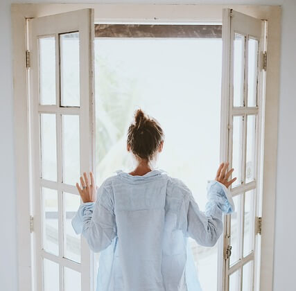 환기시키는 여성