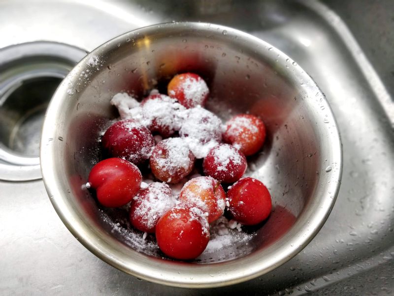 자두에 베이킹 소다를 뿌려 준 사진