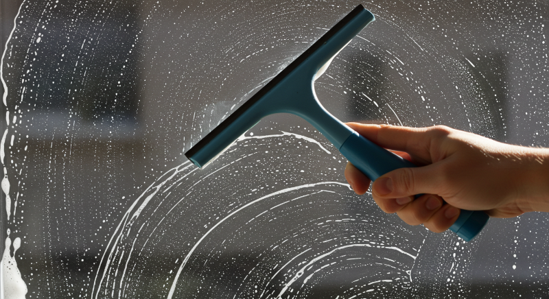 유리창 전체에 세제 희석액을 충분히 뿌려 오염물을 불립니다.