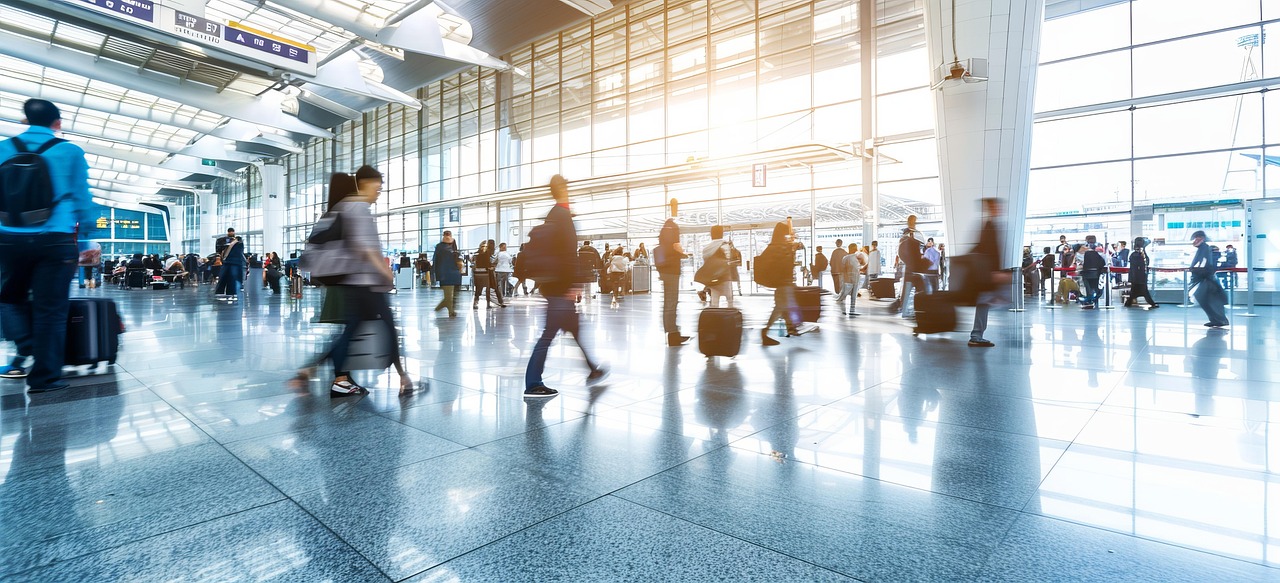 공항 내 이동하는 승객들