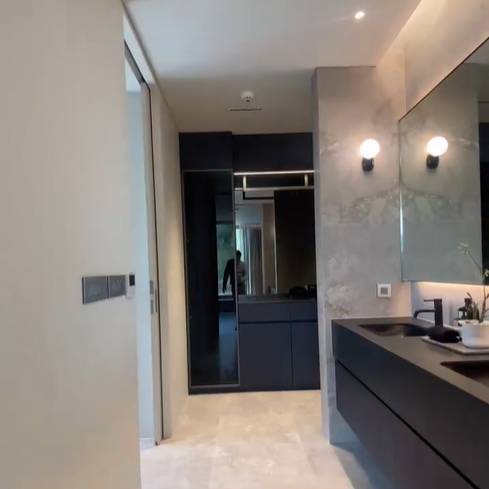 드레스룸 앞 화장대 및 세면대가 있는 공간.