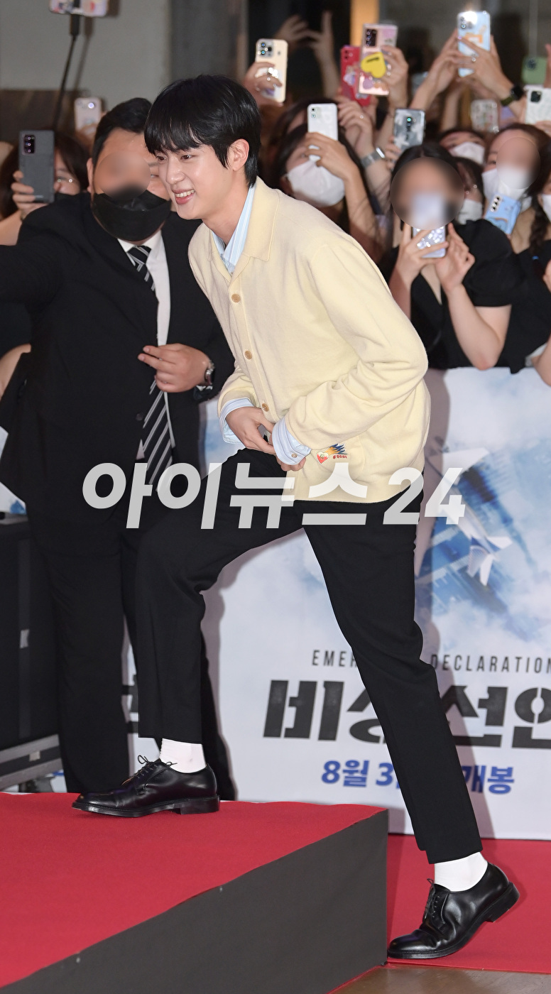 방탄소년단 진이 25일 오후 서울 삼성동 메가박스 코엑스에서 열린 영화 '비상선언'(감독 한재림) VIP 시사회에 참석해 포토타임을 갖고 있다. [사진=정소희 기자]