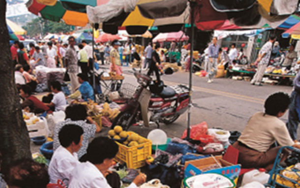 금산 인삼약령시장 전국 최대 규모의 인삼&middot;약초 시장 
