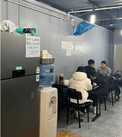 식당-내부-테이블