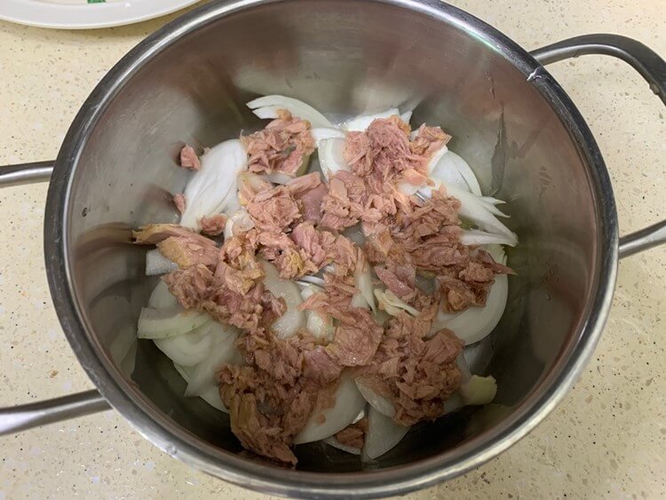 냄비에 양파 깔고 참치 올린 사진