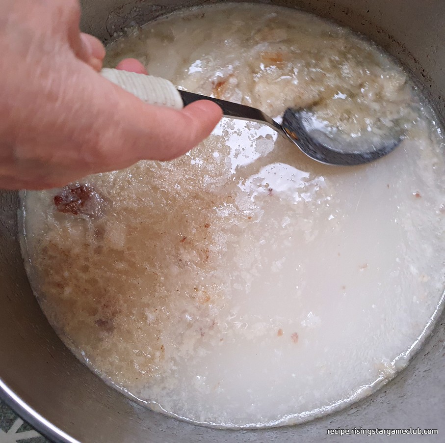 사골 육수 위에 뜬 불순물을 걷어내는 사진