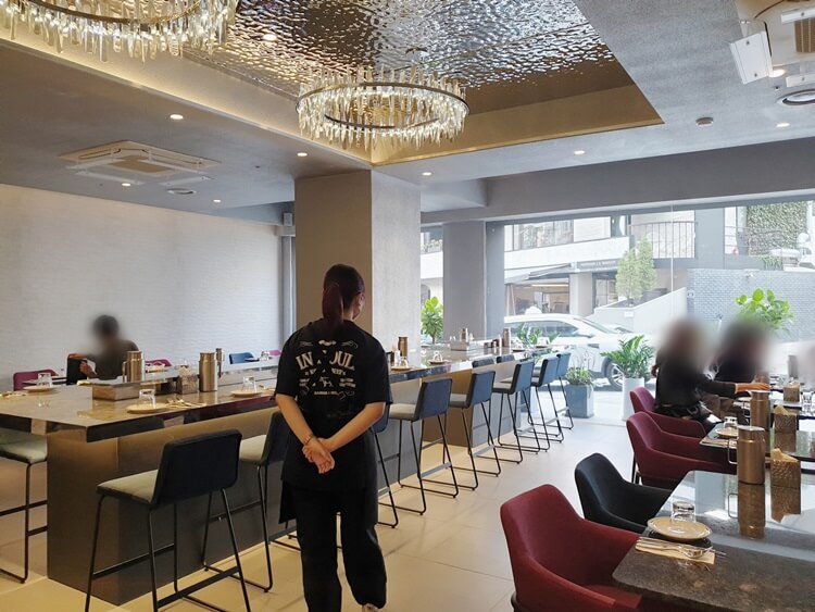 인소울-내부에는-중앙-바테이블과-일반-테이블과-창가자리가-있다