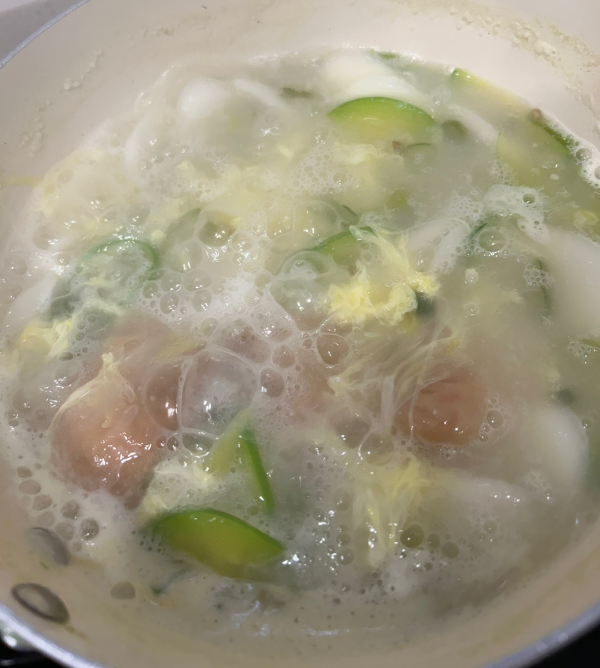떡, 계란 넣고 끓이는 사진