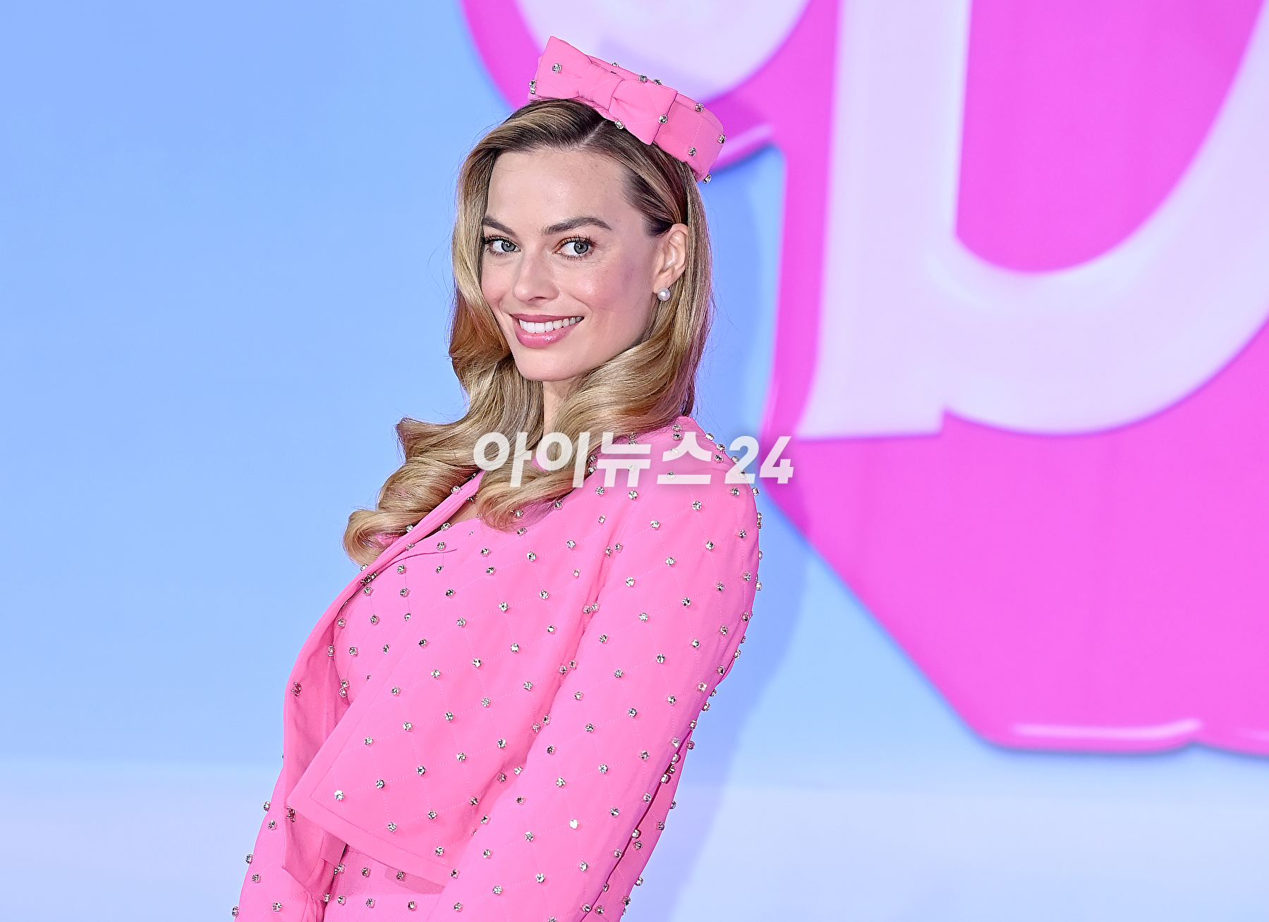 배우 마고 로비가 3일 오전 서울 종로구 포시즌호텔 서울에서 열린 영화 '바비' 내한기자간담회에서 포토타임을 갖고 있다. [사진=곽영래 기자]