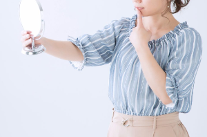 헤르페스 아닌 입술 수포 원인