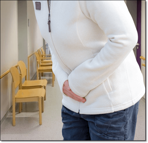 허리가 아픈 노인