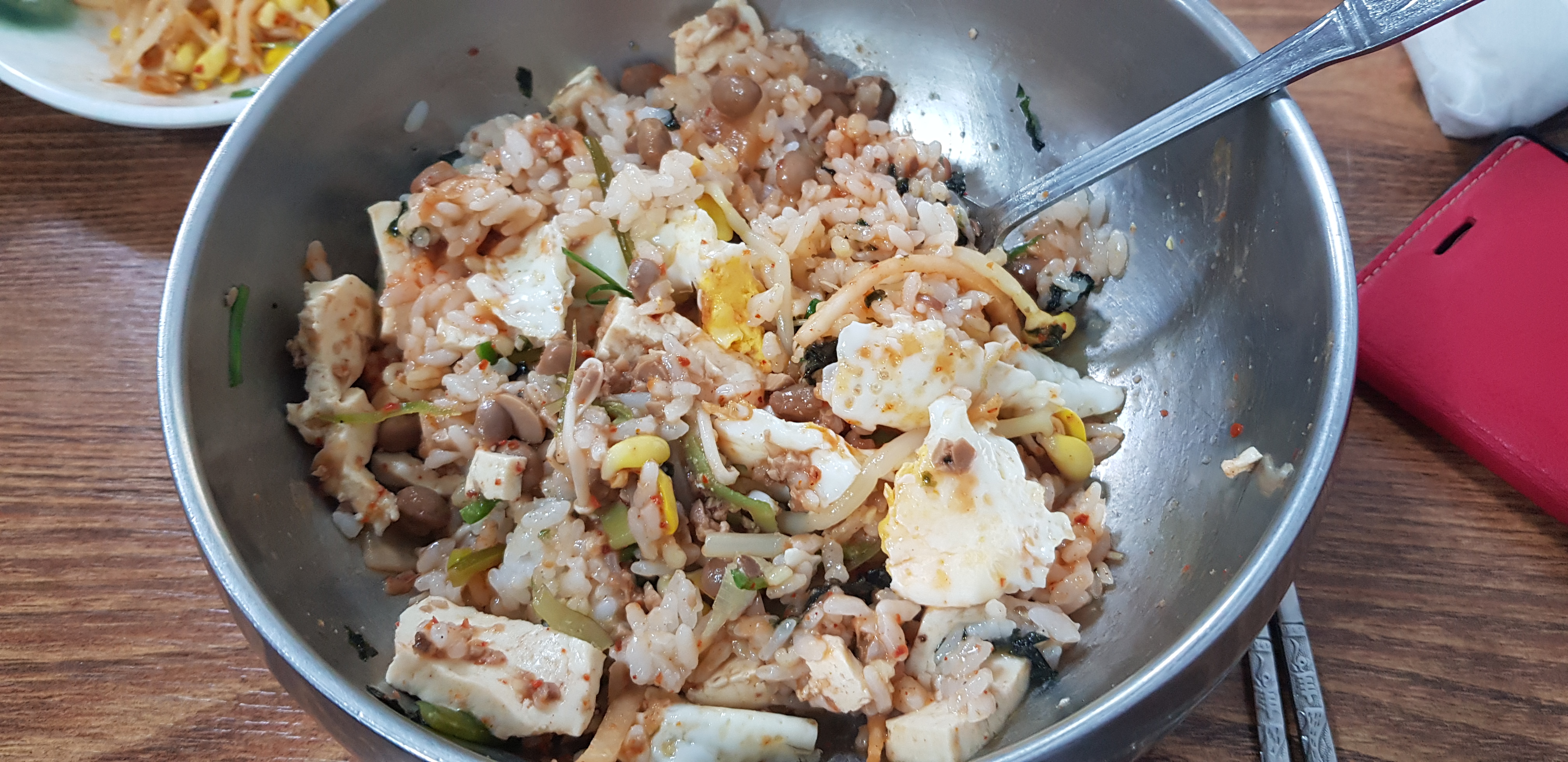 청국장찌개와 나물을 섞은 비빔밥