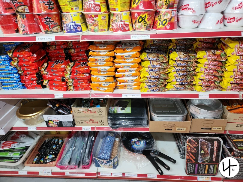 각종-컵라면-봉지라면과-냄비