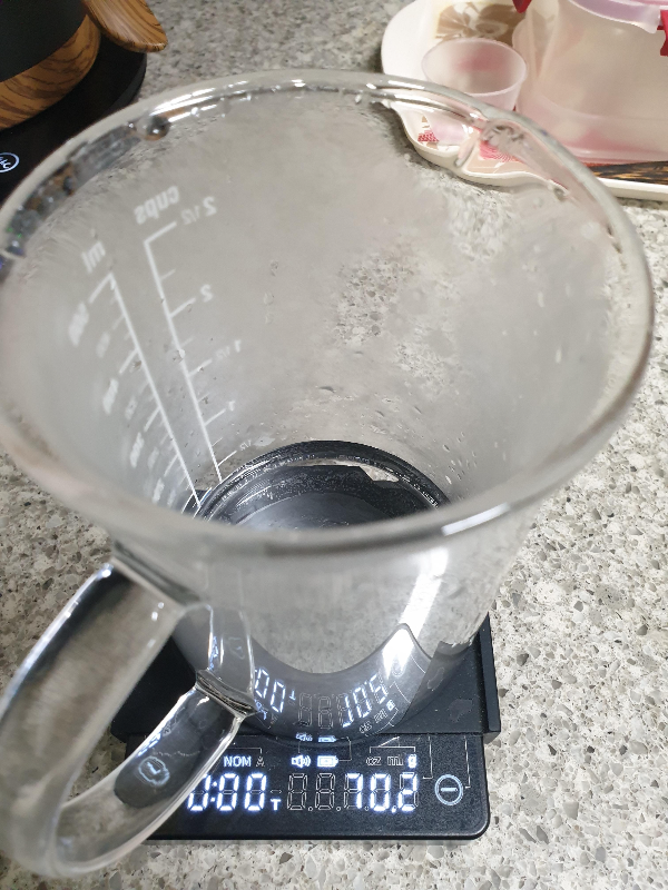 가수할 물 70g 이 서버에 담겨 저울에 올려져 있다.