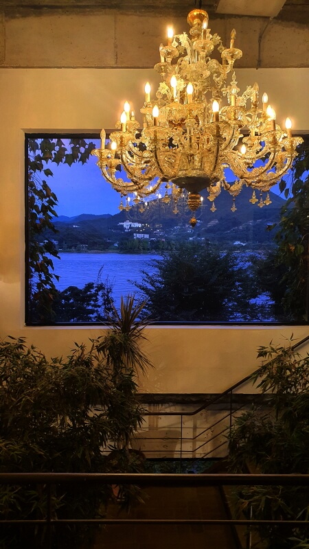 북한강뷰-카페-대너리스-샹들리에