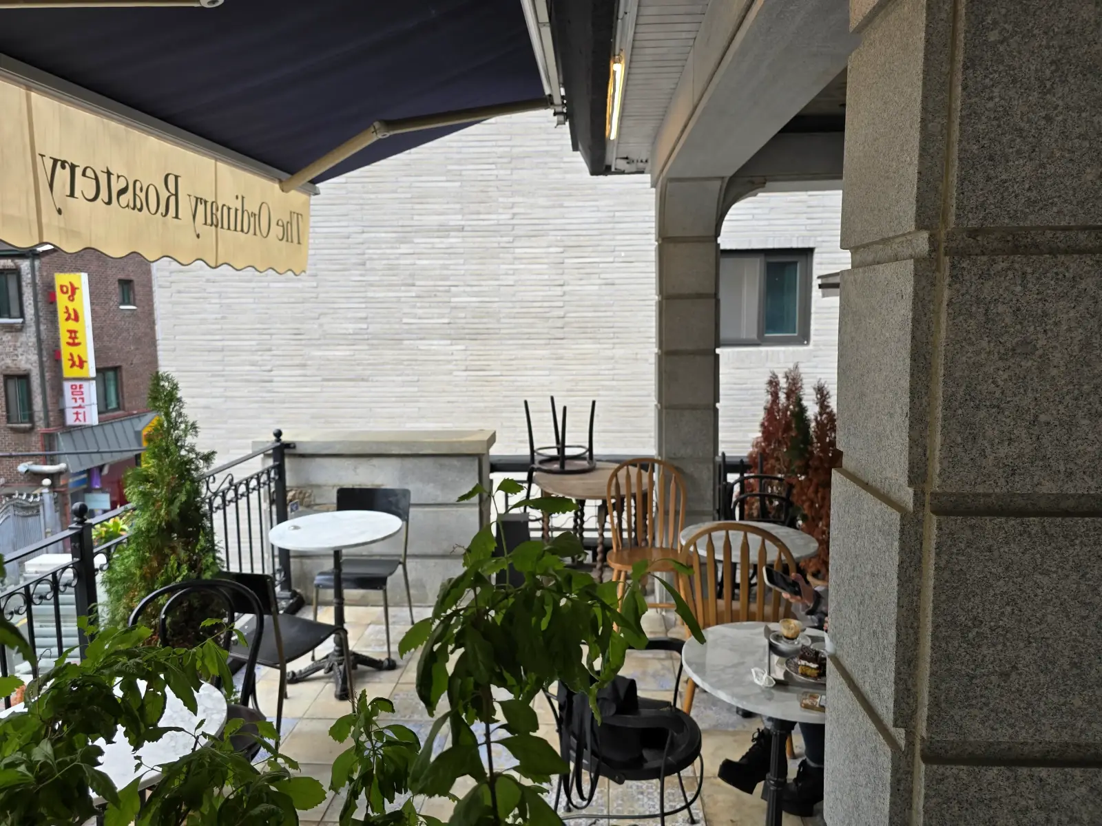 테이블 중심으로 찍힌 까사넬로 테라스 사진