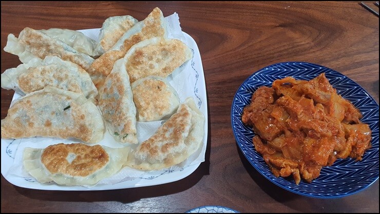 군만두와-볶음김치