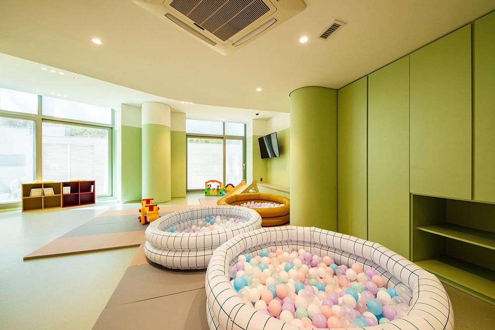 실내에서 자유롭게 뛰놀 수 있는 놀이터
