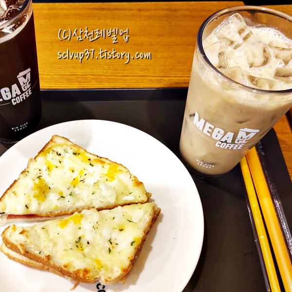 메가커피 오곡바나나 주스와 크로크무슈